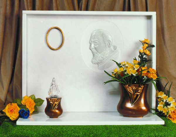 N 020 LAPIDE MARMO BIANCO SCULTURA PADRE PIO ACC. BRONZO