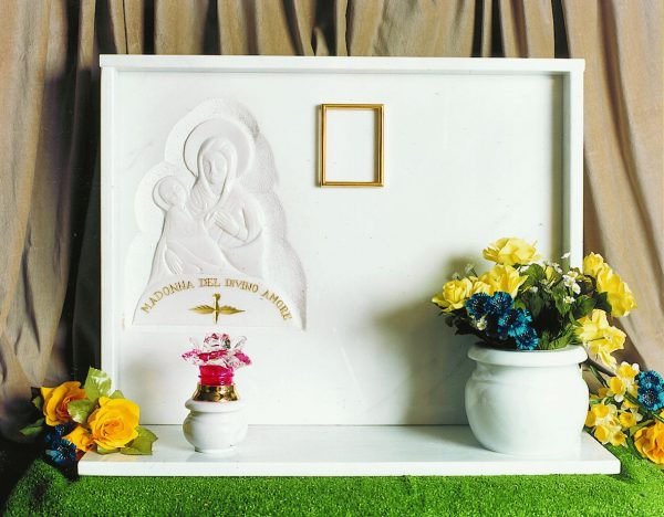 N 027 LAPIDE MARMO BIANCO CON SCULTURA