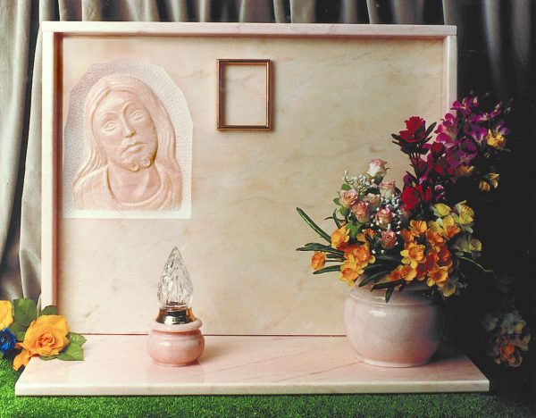 N 055 LAPIDE MARMO ROSE' CON SCULTURA GESU'